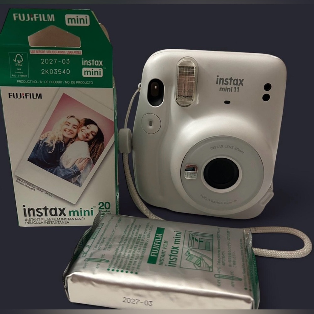 Fujifilm Instax Mini 11 Camera in white+15 Sheets of Film+Batteries inside